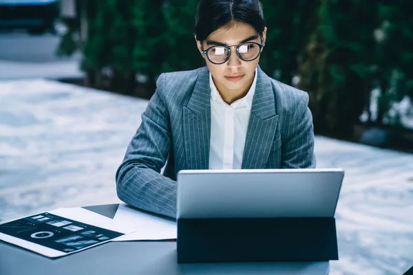 Junge Ethnische Frau Mit Bürojacke Und Brille Sitzt Tablet Und — Stockfoto