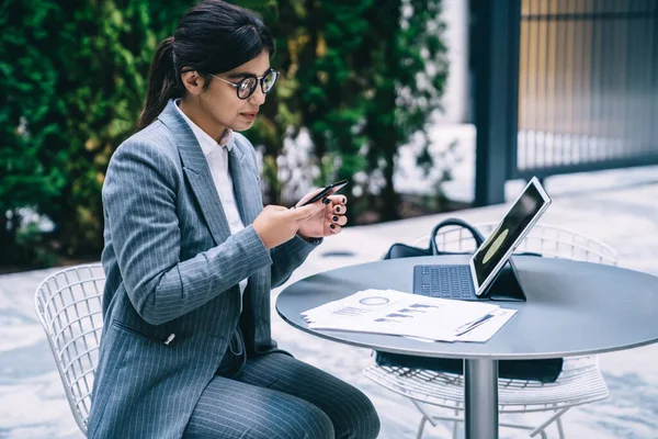 Cima Adulto Muito Empregado Feminino Roupa Formal Óculos Com Cabelo — Fotografia de Stock