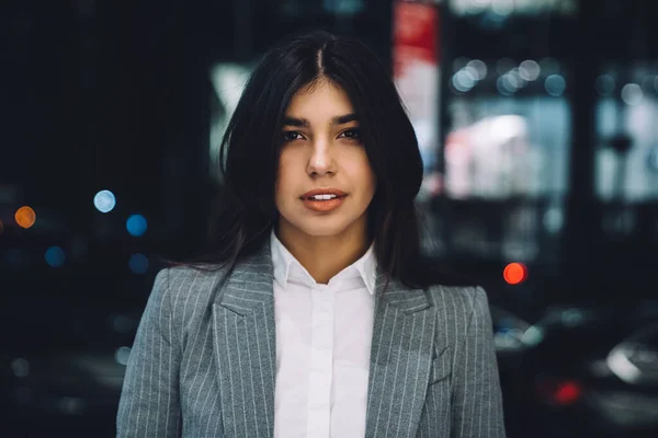 Mulher Muito Jovem Étnica Desgaste Formal Com Cabelos Soltos Rua — Fotografia de Stock