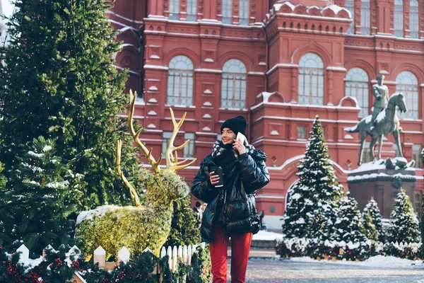 Счастливая Трезвенная Женщина Стильном Черном Пальто Шляпе Сидящая Смартфоне Прогуливаясь — стоковое фото