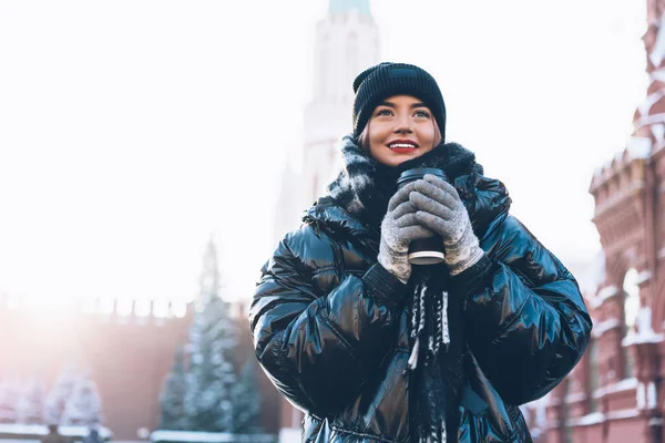 Ottimistica Deliziata Giovane Donna Comoda Giacca Invernale Scura Piedi Vicino — Foto Stock