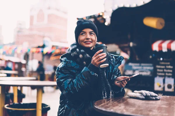 Bella Hipster Giovane Donna Abiti Caldi Bere Caffè Sms Smartphone — Foto Stock