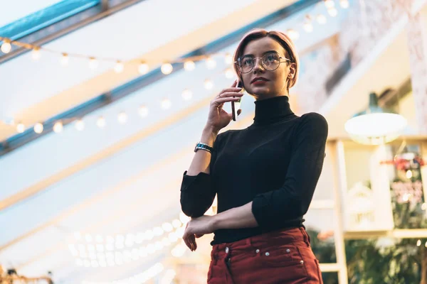 Mjukt Fokus Vackra Vuxna Kvinna Svart Och Rött Casual Slitage — Stockfoto