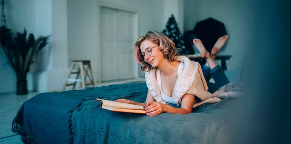 Mulher Loira Bonito Alegre Roupas Casuais Óculos Livro Leitura Enquanto — Fotografia de Stock