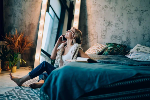 Leitor Fêmea Feliz Sentado Chão Apartamento Chamando Amigo Para Discutir — Fotografia de Stock