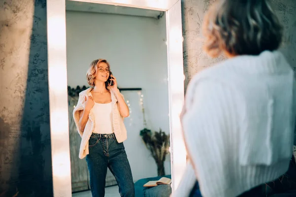 Optik Gözlüklü Mutlu Bir Kadın Soyunma Odasındaki Lamba Aynasının Yanında — Stok fotoğraf