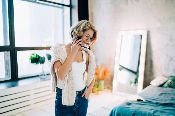 Mujer Alegre Gafas Clásicas Disfrutando Una Conversación Satelital Positiva Con — Foto de Stock