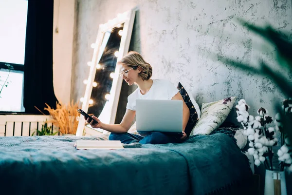 Attractive Caucasian Female Blogger Taking Rest Home Apartment Using Wireless — Stock Photo, Image