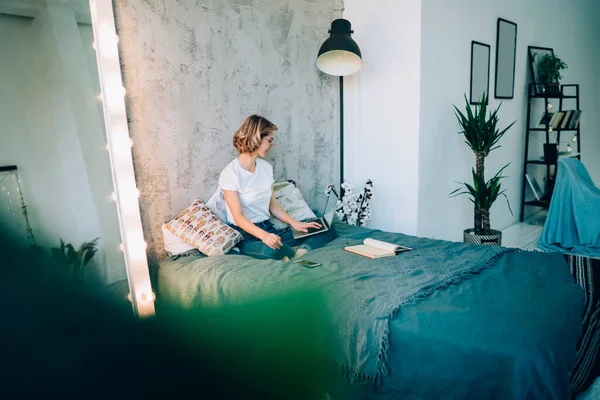 Mulher Ocupada Concentrada Atenta Desgaste Casual Trabalhando Laptop Relaxando Quarto — Fotografia de Stock