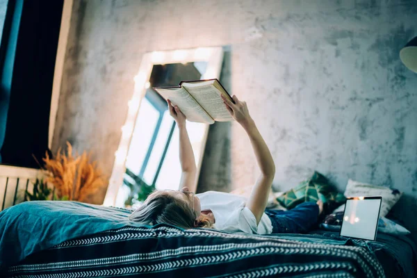 Mujer Joven Acostada Una Cómoda Cama Interesada Trama Literatura Del —  Fotos de Stock