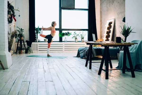 소녀는 실내에서 연습을 하면서 신체의 형태를 개선하기 다리를 운동을 하는데 — 스톡 사진