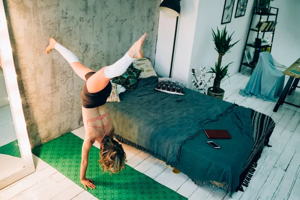 Arriba Deportista Adultos Hembra Deporte Practicando Yoga Asanas Sentado Suelo — Foto de Stock