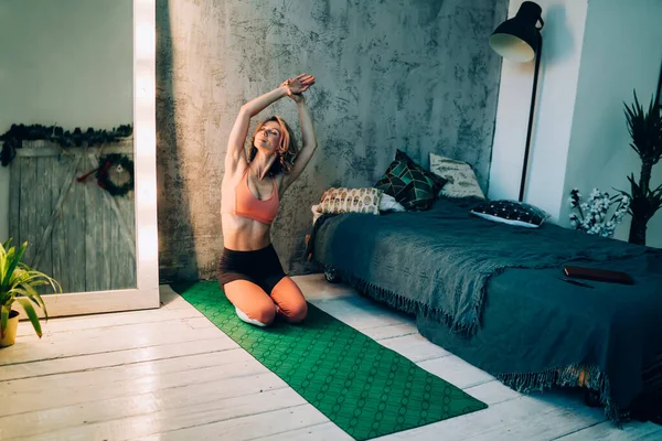 Mulher Adulta Atlética Sportswear Exercitar Asanas Yoga Sentado Chão Tapete — Fotografia de Stock
