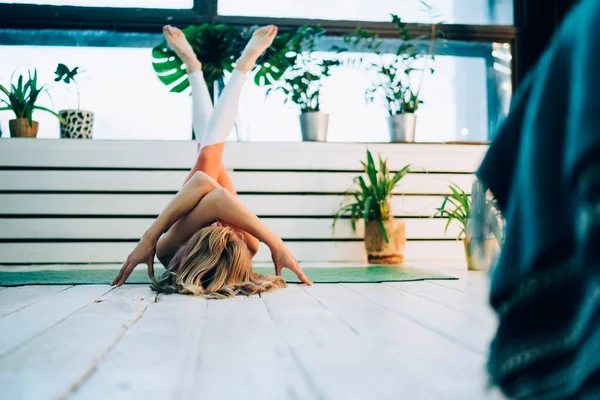 Blondýny Žena Józe Oblečení Cvičit Neobvyklou Jógu Pozici Pažemi Nohama — Stock fotografie