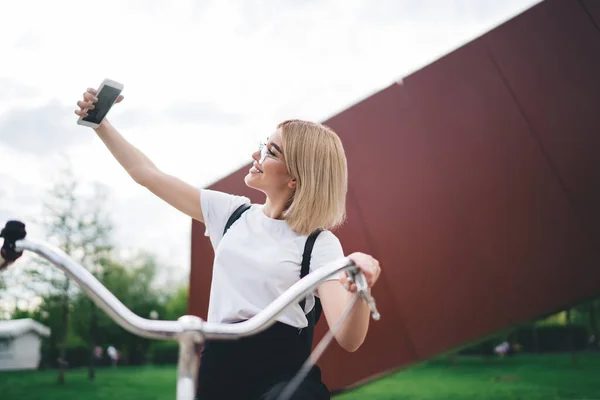 Vista Laterale Donna Allegra Occhiali Che Indossa Abiti Casual Scattando — Foto Stock