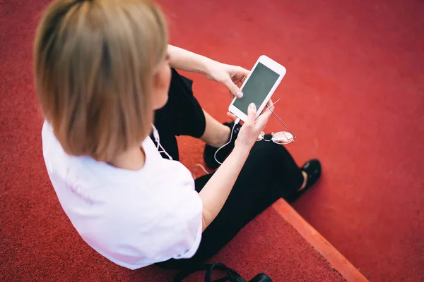 Från Ovan Oigenkännlig Kvinna Trendiga Casual Kläder Med Mobiltelefon För — Stockfoto