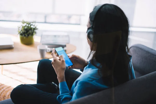 Vista Trasera Mujer Moderna Traje Casual Sentado Sofá Contra Mesa — Foto de Stock