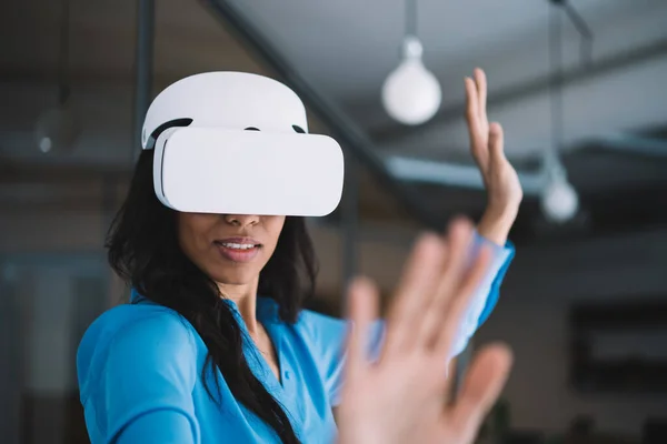 Portret Van Vloeiende Donkerharige Vrouw Witte Headset Van Virtual Reality — Stockfoto