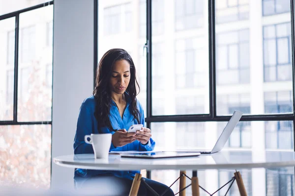 Koncentrerad Snygg Afroamerikansk Affärskvinna Surfa Mobiltelefon Sitter Vid Bordet Närheten — Stockfoto