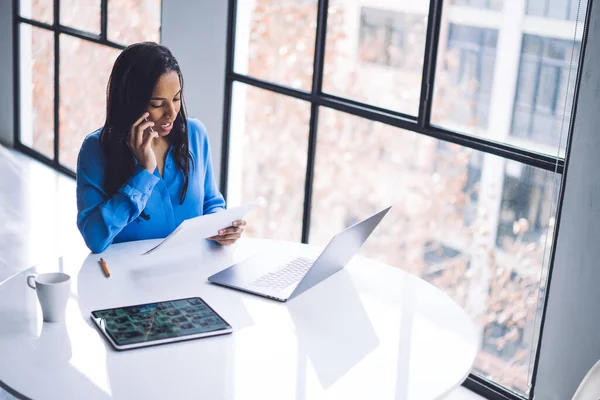 Cima Focada Mulher Afro Americana Usando Laptop Falando Smartphone Enquanto — Fotografia de Stock