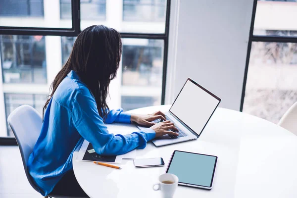 Hoge Hoek Zijaanzicht Van Etnische Drukke Vrouw Typen Laptop Met — Stockfoto