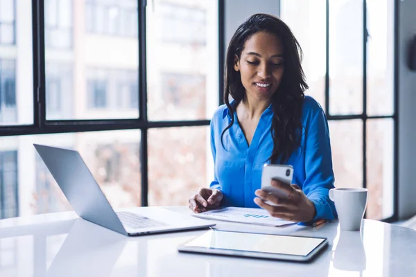 Positiv Afroamerikansk Kvinna Formell Skjorta Sms Smartphone Medan Sitter Vid — Stockfoto