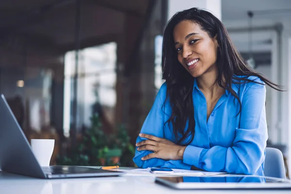 Junge Lebenslustige Afroamerikanische Geschäftsfrau Leuchtend Blauem Hemd Sitzt Mit Laptop — Stockfoto