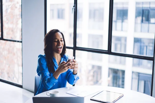 Красива Афроамериканська Бізнес Леді Елегантному Одязі Взаємодіючи Смартфоном Сміючись Сидячи — стокове фото