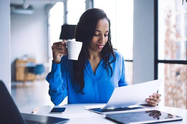 Glimlachende Afro Amerikaanse Volwassen Dame Formele Kleding Concentreren Documenten Tijdens — Stockfoto