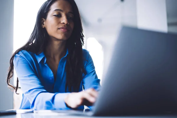 Bajo Ángulo Señora Negra Encantadora Concentrada Con Pelo Largo Camisa — Foto de Stock