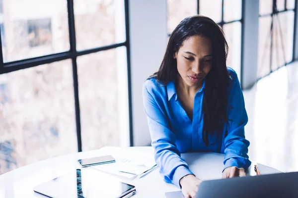 Slaperige Slimme Afro Amerikaanse Zakenvrouw Typen Laptop Werken Met Informatie — Stockfoto