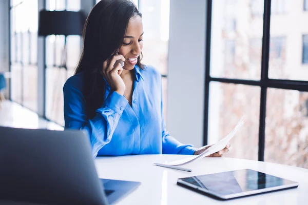 Övertyga Positiva Afroamerikanska Kvinna Formella Kläder Talar Smartphone Och Inspektera — Stockfoto