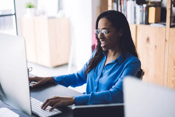 Aantrekkelijke Zwarte Langharige Vrouw Formeel Shirt Zittend Aan Bureau Werkplek — Stockfoto