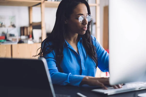 Crop Mujer Negocios Afroamericana Enfocada Serio Camisa Azul Gafas Sentadas — Foto de Stock