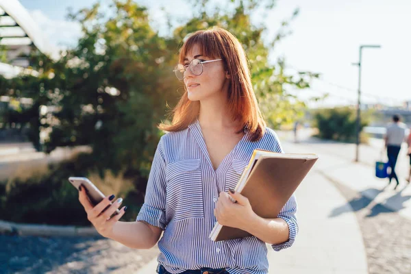 Pensieve Aantrekkelijke Blanke Vrouw Brillen Wandelen Straat Met Behulp Van — Stockfoto