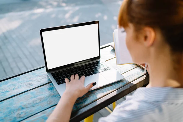 Vista Posterior Pelirroja Mujer Joven Escribiendo Ordenador Portátil Utilizando Tecnología — Foto de Stock