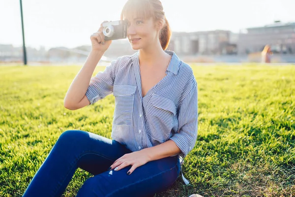 Bella Donna Caucasica Fotografo Godendo Tempo Libero Hobby Scattare Foto — Foto Stock