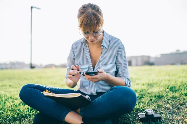 Töprengő Női Blogger Ellenőrzi Mail Okostelefon Töltés Szabad Idő Zöld — Stock Fotó