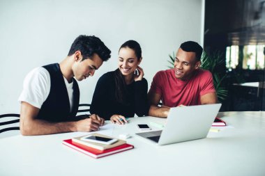 Proje stratejisi planlaması yaparken beyin fırtınası yapan ve fikir paylaşan neşeli erkek ve kadın meslektaşların işbirliği süreci, kapalı alanlarda işbirliği yapan başarılı bir grup gülen insan