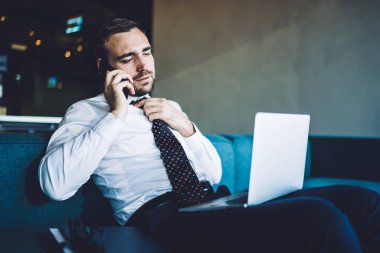 Kafkas erkek broker modern netbook 'ta dijital pazarlama sırasında kripto döviz analizini okuyor ve şirket ortağıyla para ticareti detaylarını tartışmak için iş görüşmesi yapıyor.