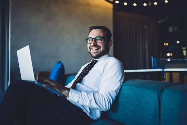 Портрет Щасливого Усміхненого Бізнесмена Сидить Офісі Радує Завершеним Завданням Ноутбуці — стокове фото