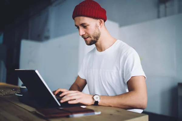 Hyr Professionell Tillfällig Hipster Vuxen Arbetare Röd Beany Och Shirt — Stockfoto