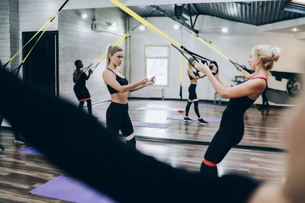 Seitenansicht Einer Trainerin Die Jungen Multirassischen Frauen Fitnessclub Vor Dem — Stockfoto