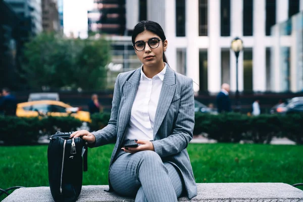 Portret Van Intelligente Zakenvrouw Formele Kleding Zittend Stadsbank Kijkend Naar — Stockfoto