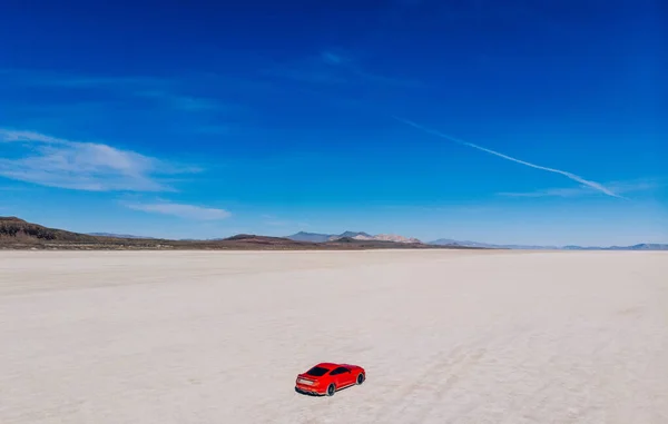 空中观看红色跑车驾驶在白色干盐湖景观与复制空间 鸟瞰风景的自然景观与汽车 令人叹为观止的旅程 — 图库照片