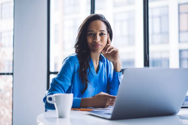 Fröhlich Lächelnde Afroamerikanerin Firmenkleidung Mit Laptop Schreibtisch Sitzend Mit Kaffeetasse — Stockfoto