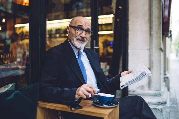 Homem Barbudo Envelhecido Com Jornal Xícara Café Óculos Terno Negócios — Fotografia de Stock