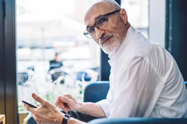 Seitenansicht Eines Seriösen Smarten Geschäftsmannes Mit Brille Der Einem Bequemen — Stockfoto