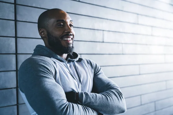 Sorrindo Desportivo Adulto Forte Afro Americano Masculino Camisola Cinza Luvas — Fotografia de Stock