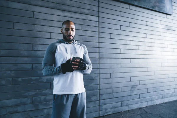 Athletic Adult Strong African American Male Gloves Surfing Mobile While — Stock Photo, Image